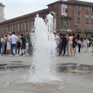 ragazzi che festeggiano nelle fontane