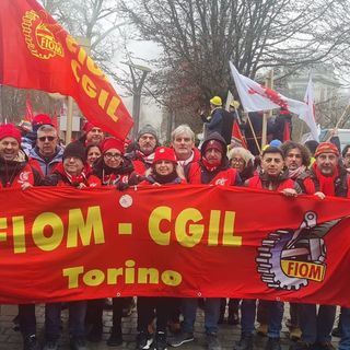 manifestazione sindacale con bandiere