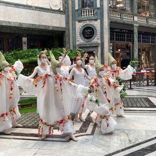 danzatrici con fiori in centro a Torino