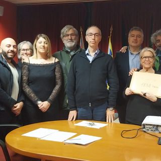 raccolta firme con persone in gruppo