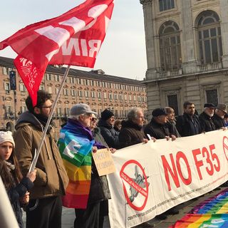 &quot;Spegniamo la guerra, accendiamo la pace&quot;: flash mob in piazza Castello e distrutte armi di carta [FOTO]