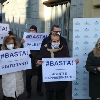 Flash mob commercianti davanti a sede Ascom