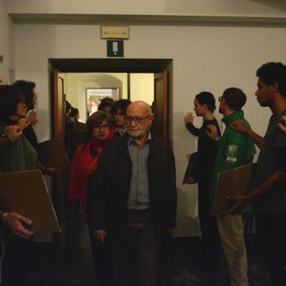 Flash Mob di Extinction Rebellion: corridoio umano per mostrare le foto atroci della deforestazione