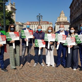 Flash mob di Forza Italia in piazza Castello: &quot;Questo 2 giugno non c'è nulla da festeggiare&quot;