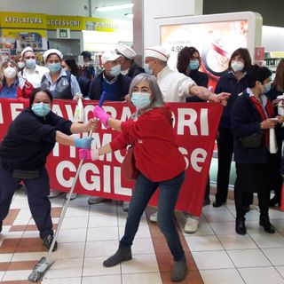 flash mob lavoratori supermercato