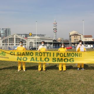 Il flash mob di Legambiente in piazza Baldissera, a Torino