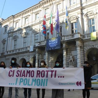 Striscioni di Legambiente esposti davanti al Comune