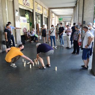 persone sotto portici