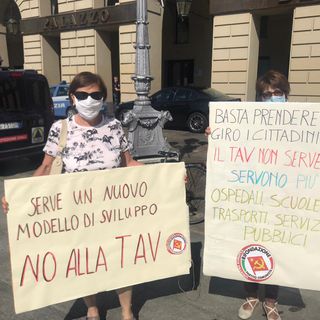 Tav, flash mob di Rifondazione Comunista fuori dalla Regione: “Opera dannosa e inutile, va fermata” [FOTO e VIDEO]