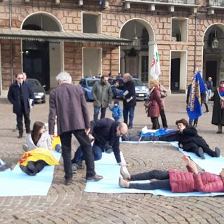 Taglio dei parlamentari: a Torino flash mob per dire no [FOTO]
