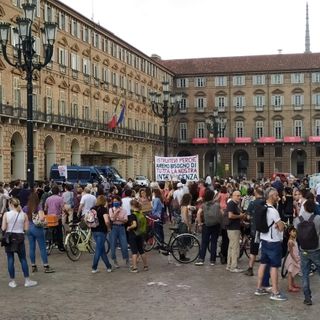 “Priorità alla scuola”, anche a Torino va in scena la mobilitazione nazionale di insegnanti, educatori, genitori e studenti