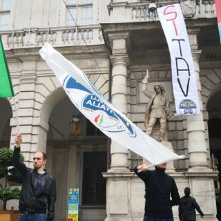 Dal balcone del Comune di Torino striscione Sì Tav, flash mob di FdI [VIDEO]