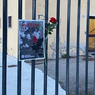 rosa e targa in ricordo dei martiri delle foibe