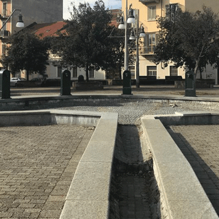 La grande fontana di via Stradella è sempre spenta: il paradosso davanti alla Circoscrizione 5