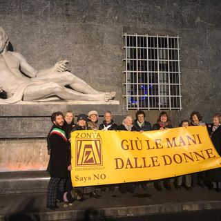 A Torino fontane Po e Dora arancioni per dire “no alla violenza sulle donne” [FOTO e VIDEO]