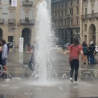 Caldo e afa a Torino, per i bagni nelle fontane pubbliche si rischia una multa fino a 150 euro