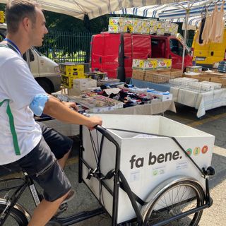 persona in bicicletta cargo