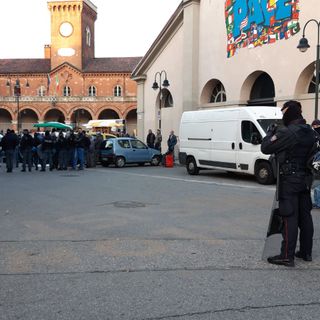 No al trasferimento del suk, tensioni tra Polizia e venditori abusivi a Borgo Dora