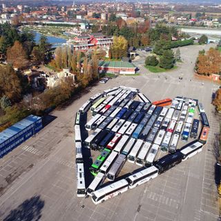 I bus provenienti da tutta la Lombardia si sono dati appuntamento posizionandosi in formazione “a cuore”