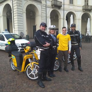 Lezioni di guida degli scooter elettrici in piazza Vittorio