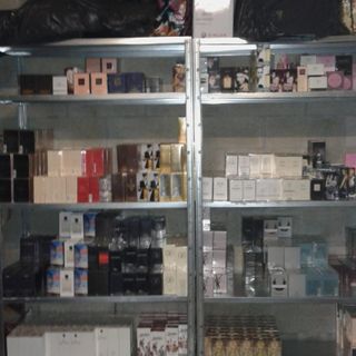 Sequestrati dai vigili urbani oltre 2 mila profumi contraffatti Sequestrati dai vigili urbani oltre 2 mila profumi contraffatti