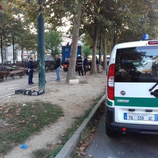 Ripulita l'area vicino al mercato di piazza della Repubblica