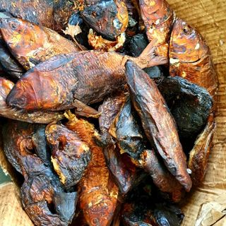 Operazioni dei vigili urbani volte a tutelare la sicurezza: scoperto del pesce affumicato avariato