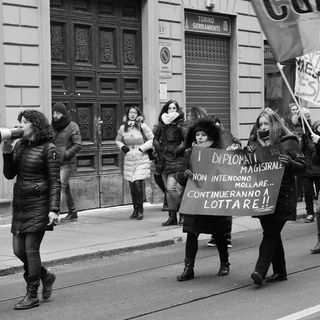 Domani pomeriggio in piazza Castello flash mob delle diplomate magistrali