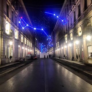 installazione di luci d'artista in via Roma