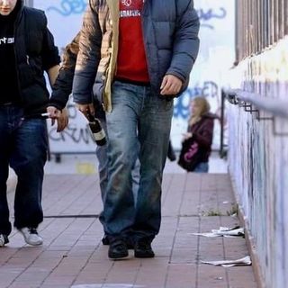 ragazzini a spasso