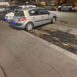 auto con machete parcheggiata