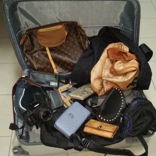 In possesso di coltello e con un trolley pieno di borse rubate: giovane marocchino arrestato a Torino