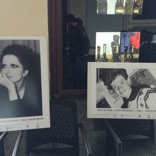 Eurovision si specchia nelle vetrine di Torino: le foto dei grandi della musica in mostra nei negozi