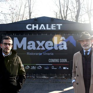 Due persone davanti allo Chalet del Valentino