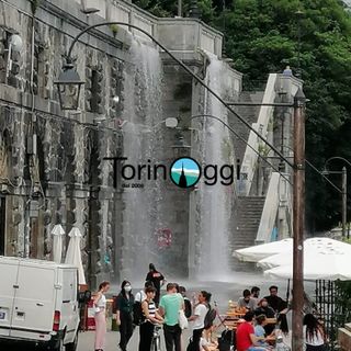 Un fiume d'acqua a pochi passi dal Po: una tubazione manda in tilt il traffico in via Bava [FOTO e VIDEO]