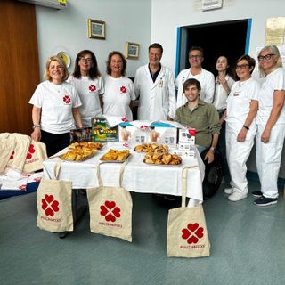 foto di gruppo intorno a donazione