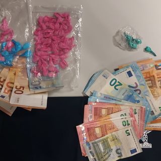Barriera Nizza, due giovani arrestati dalla polizia: nascondevano 700 euro in contanti, 16 dosi di cocaina e 62 di ecstasy