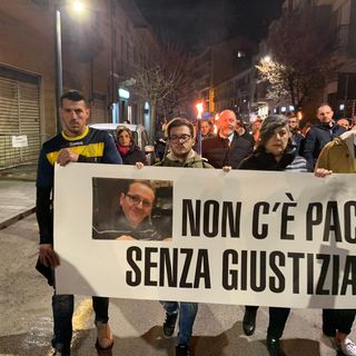 Duecento fiaccole ieri sera a Settimo per chiedere giustizia per Maurizio Gugliotta