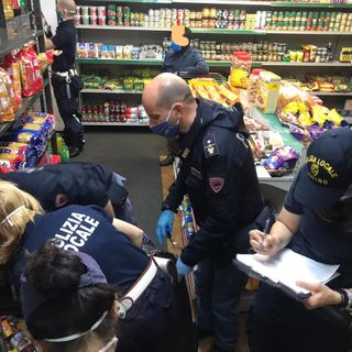 Vendeva prodotti scaduti anche da 3 mesi: multa per un negozio in corso Vittorio