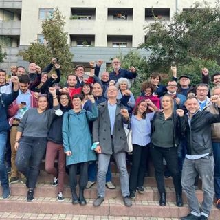 foto di gruppo con pugno alzato