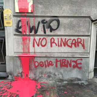 scritte in vernice sul muro