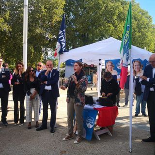 politici FdI in piedi davanti allo stadio