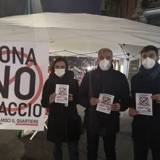 Bancarella con alcune persone attorno