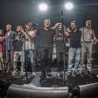 musicisti abbracciati sul palco