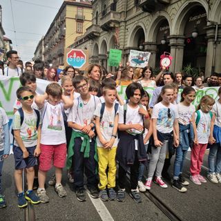 &quot;Fridays for future&quot; a Torino, la &quot;Canzone per la terra&quot; dei bimbi della Antonelli: &quot;Non mi togliete il futuro&quot;