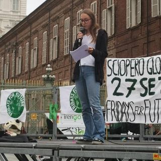 I ragazzi di Fridays for Future portano in centro il &quot;funerale&quot; del futuro: è l'inizio della &quot;Climate Global Week&quot; torinese (FOTO e VIDEO)