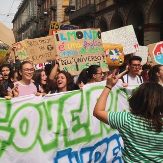 Giornata Mondiale dell'Ambiente: anche a Torino tornano in piazza i sostenitori di Greta e portano le scarpe