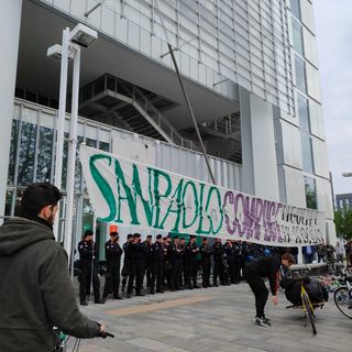 manifestazione con striscioni e ragazzi