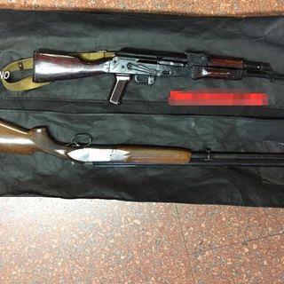 Kalashnikov e fucile in un condominio di Beinasco, forse usati per rapina