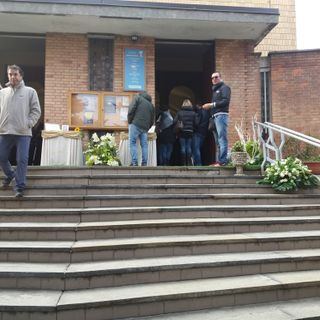 In centinaia per l'ultimo saluto al fiorista di via Monastir, ma i ladri rubano in casa